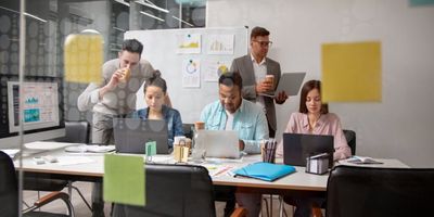 Foto de equipe em startup.