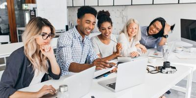 Foto de pessoas fazendo estratégia backoffice.