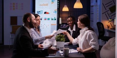 Foto de pessoas trabalhando em startup