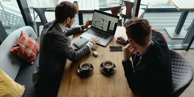 Foto de homens trabalhando em startup
