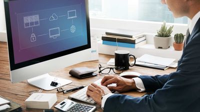 Foto de homem mexendo no computador.
