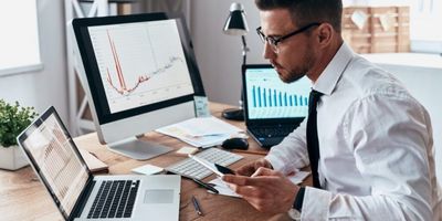 Foto de bpo financeiro trabalhando em frente de computador.