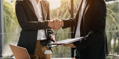 Dois executivos apertando a mão um do outro