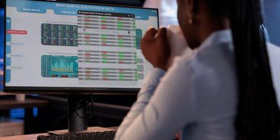 Foto de pessoa trabalhando em dashboard financeiro.